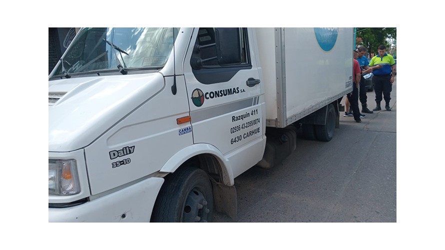 Una camioneta chocó a un camión que estaba estacionando