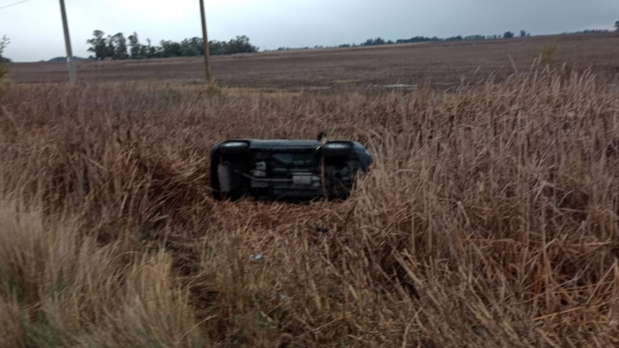 Dos camionetas chocaron en la Ruta 65, ambas despistaron y una volcó
