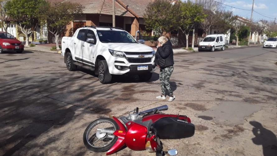 Un auto y una moto colisionaron en la esquina de Boer y Rodríguez Peña