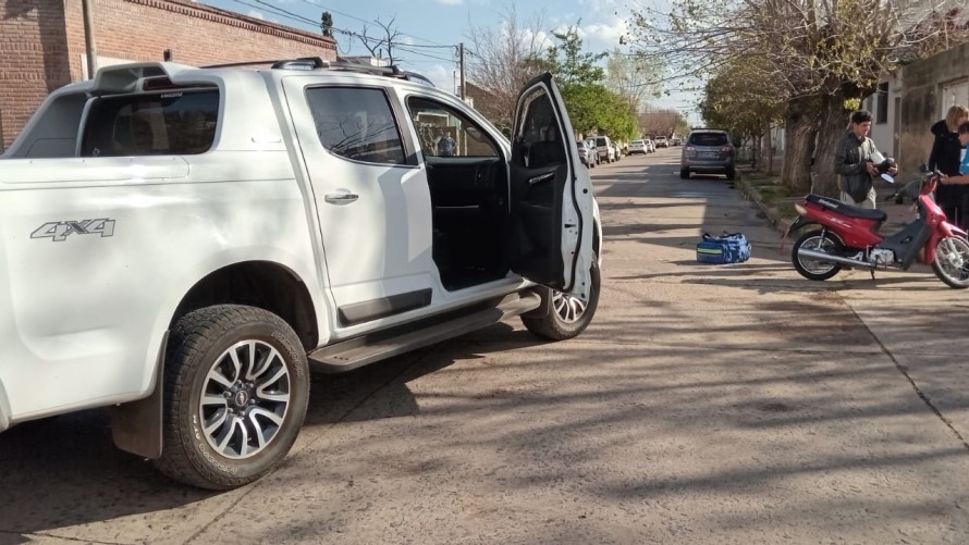 Un auto y una moto colisionaron en la esquina de Boer y Rodríguez Peña