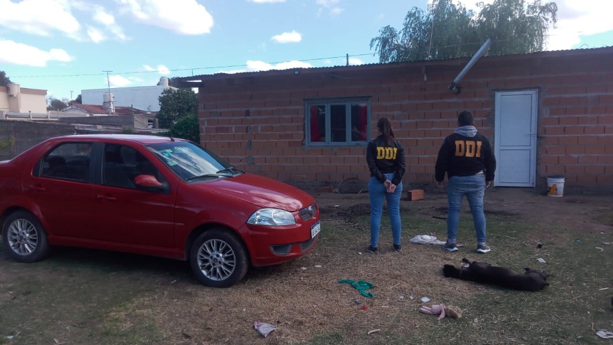 Allanaron el domicilio de un hombre acusado de prender fuego un contenedor de residuos