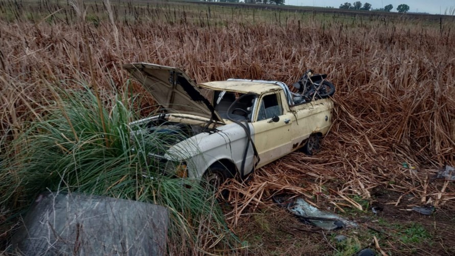 Dos camionetas chocaron en la Ruta 65, ambas despistaron y una volcó