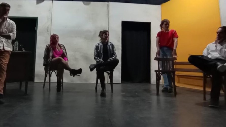 Artecon incursiona en la comedia negra con Un toque de almendras