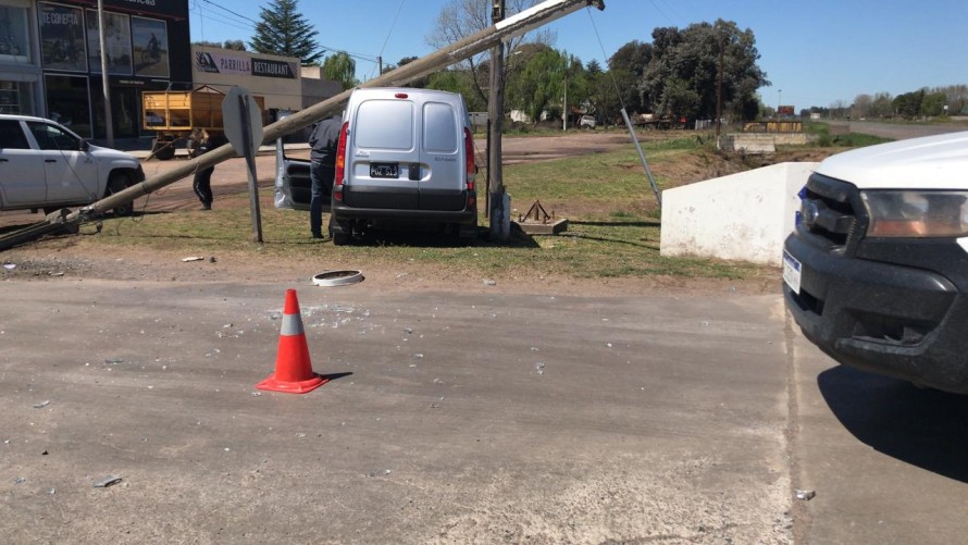 Dos camionetas chocaron y una impactó contra una columna que se le cayó encima