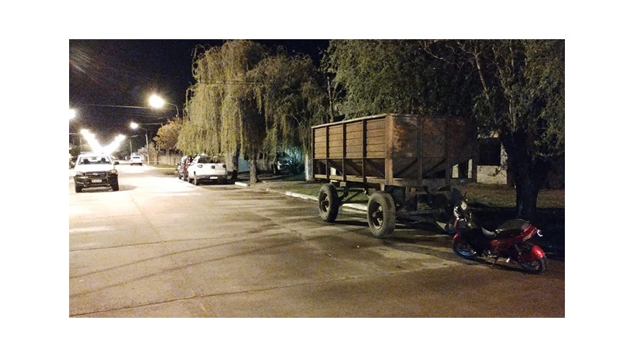 Esquivó un perro, chocó contra un carro y terminó hospitalizada