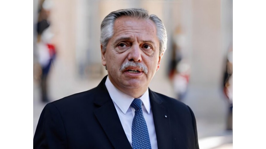 Alberto Fernández denunció a Javier Milei por sus dichos contra el peso