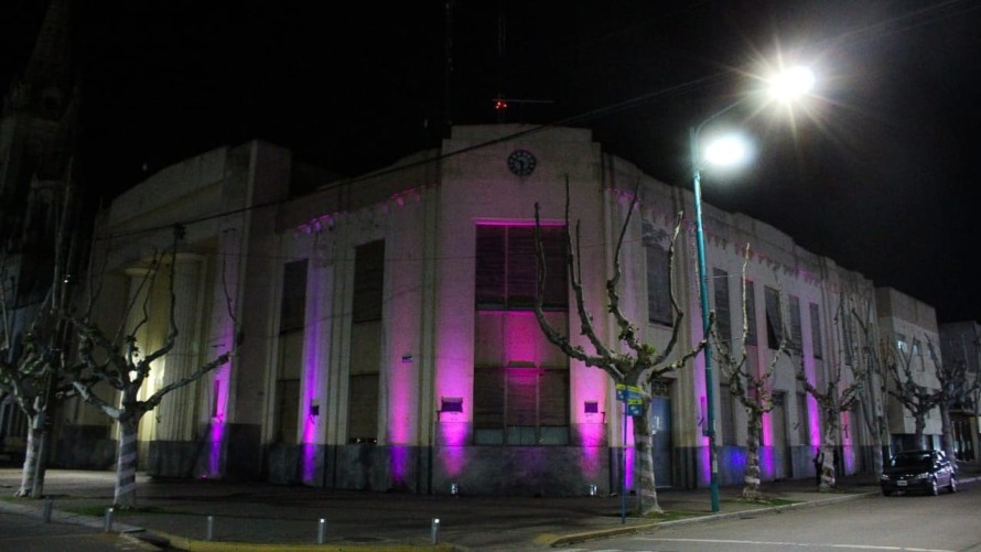 Edificios municipales se iluminaron de rosa por el mes de la la sensibilización sobre el cáncer de mama