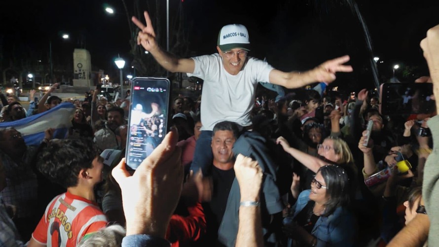 Alborozado festejo del pisanismo por las calles de la ciudad