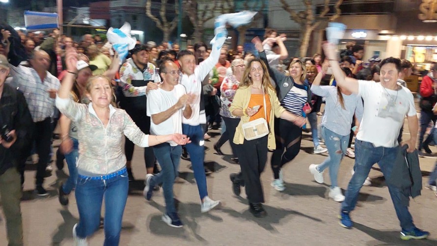 Alborozado festejo del pisanismo por las calles de la ciudad
