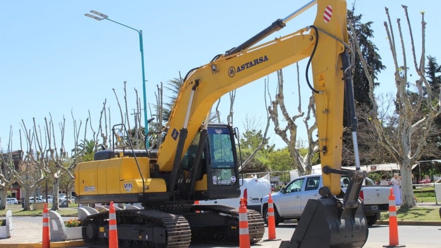 El Municipio presentó la adquisición de una nueva retroexcavadora