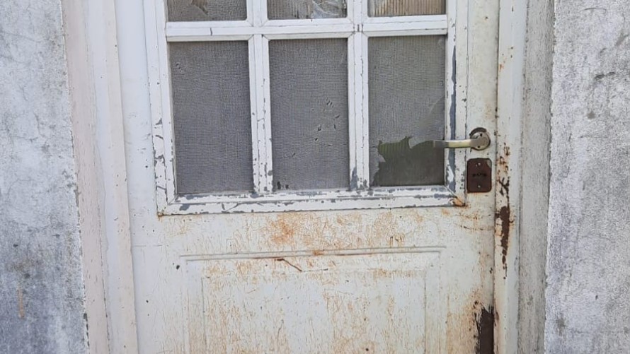Se fue de su casa por una hora y entraron a robarle a plena luz del día