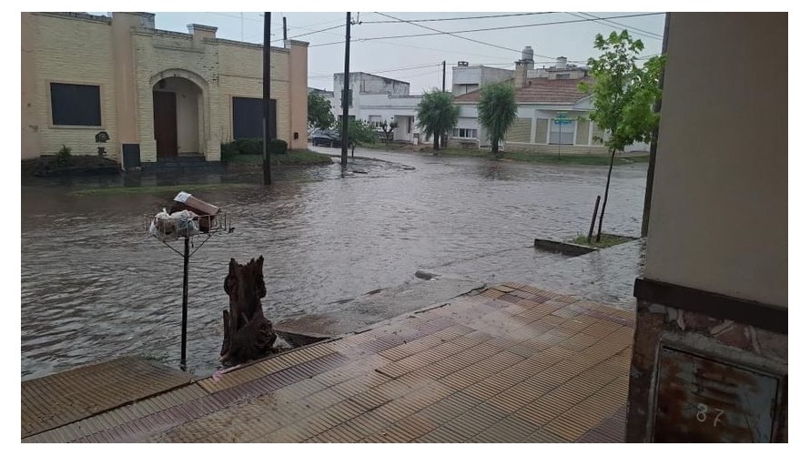 La tormenta causó anegamiento de calles