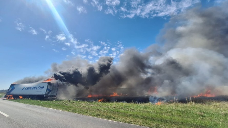 Impactante incendio consumió un camión en la Ruta Nacional 205