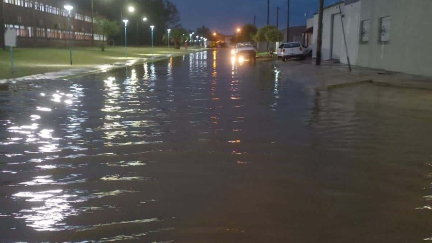 La tormenta causó anegamiento de calles