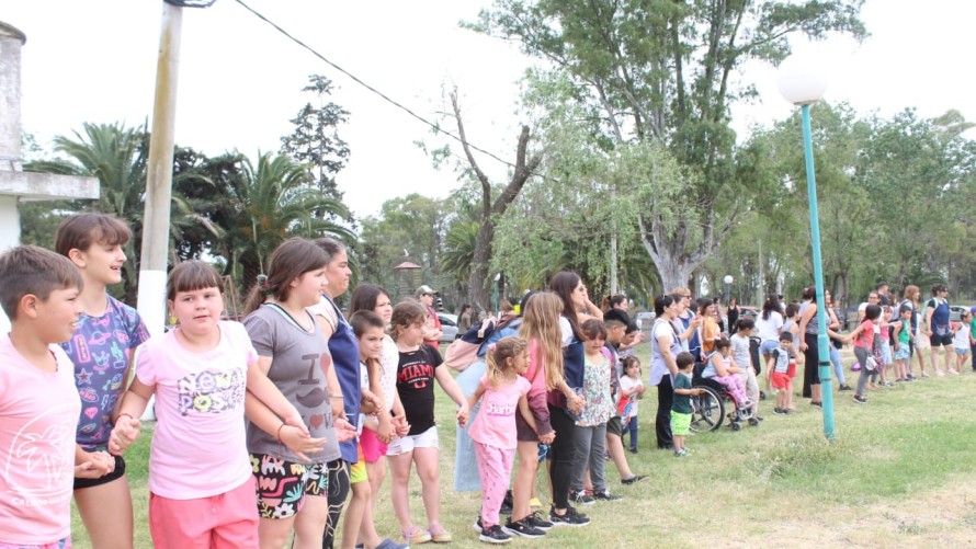 350 niños de escuelas rurales disfrutaron el natatorio municipal