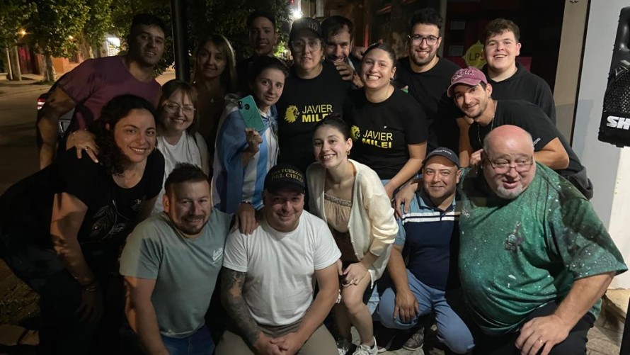 Javier Milei arrolló a Sergio Massa en Bolívar y sus simpatizantes festejaron en la San Martín
