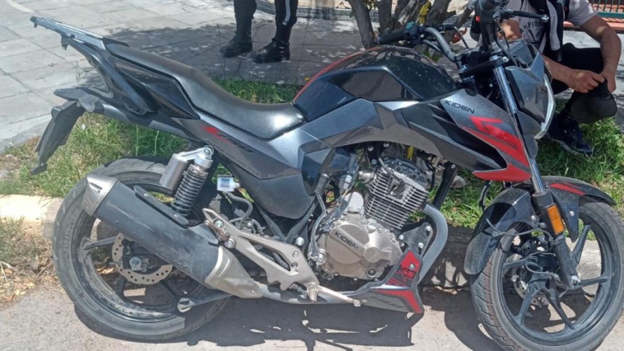 Motociclista chocó contra un automóvil y le secuestraron la moto
