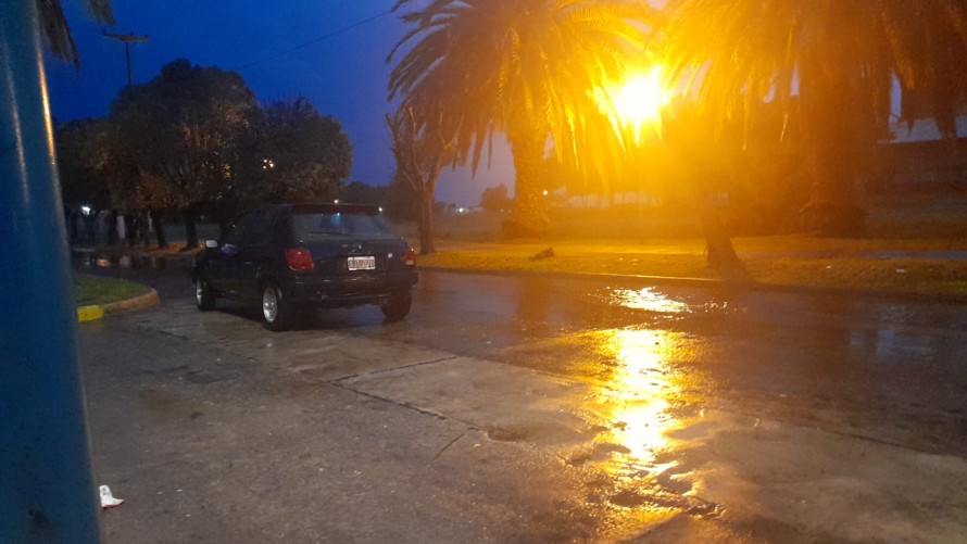 La tormenta causó anegamiento de calles