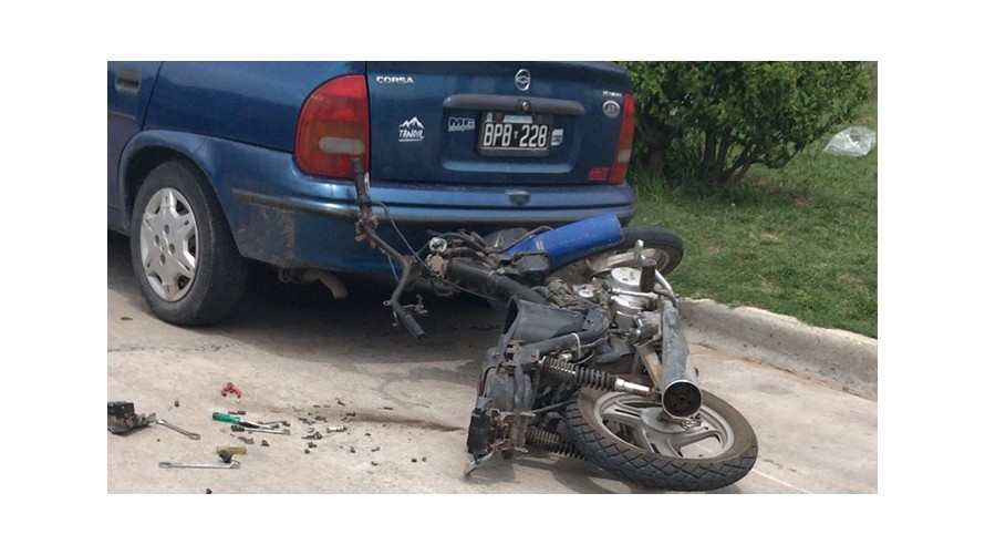 Menor de 13 años que conducía una moto chocó a un auto estacionado