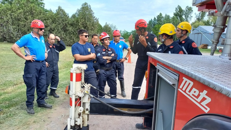 Bomberos de la región se capacitan en manejo de unidades escalantes