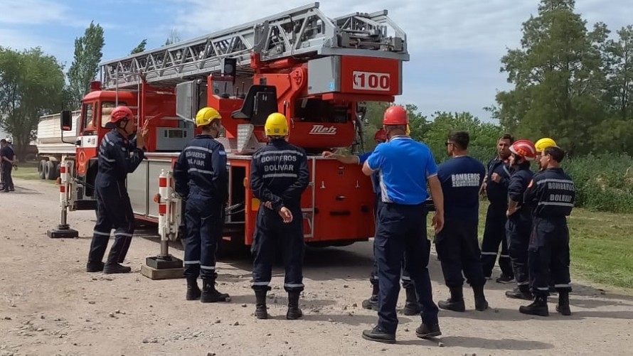 Bomberos de la región se capacitan en manejo de unidades escalantes