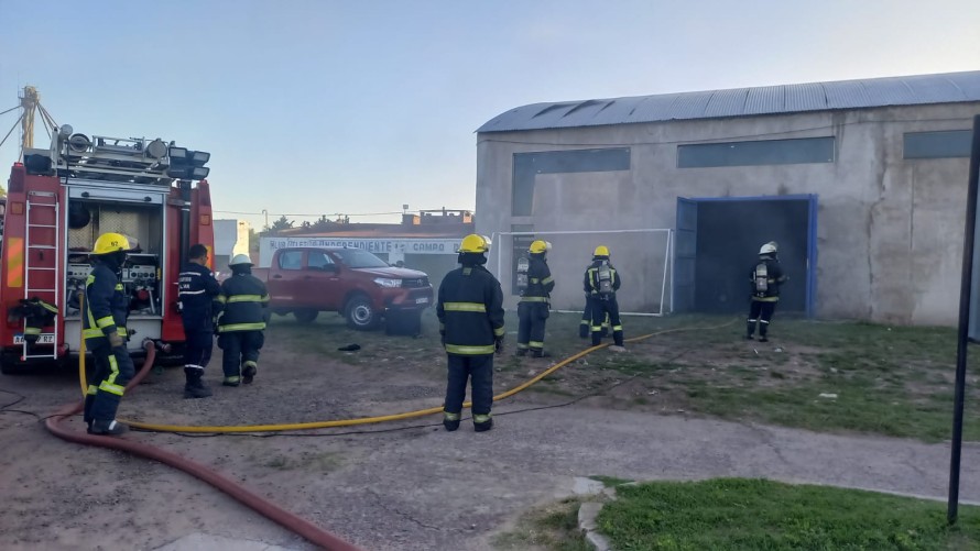 Se desató un voraz incendio en el gimnasio del Club Independiente
