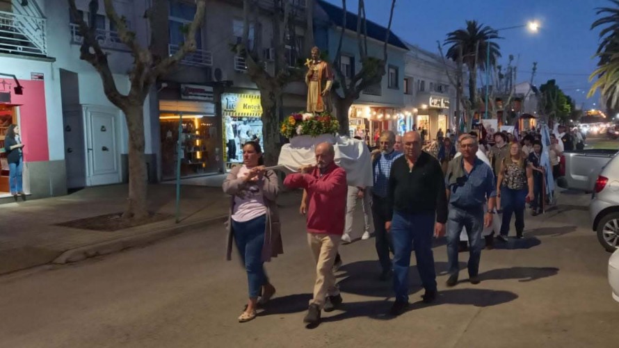 Procesión, misa y fiesta, en el día del Santo Patrono