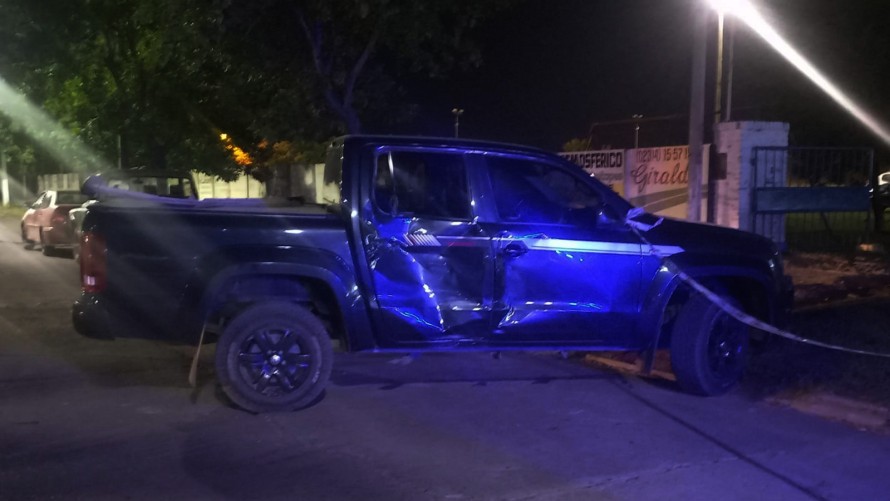 Motociclista se estrelló contra una camioneta y otro joven se llevó la moto y un arma