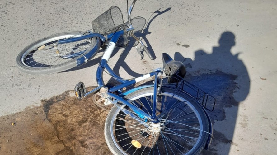Atropelló a una ciclista con la camioneta y se dio a la fuga