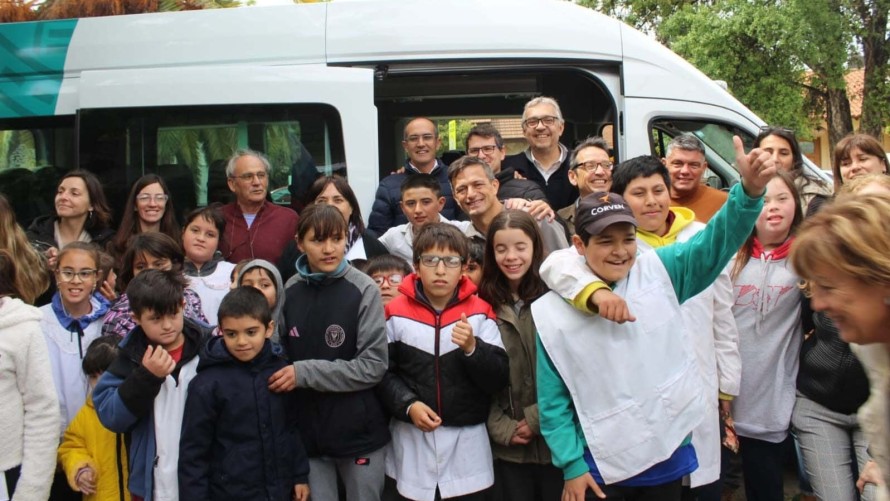 La Escuela de Educación Especial N° 501 recibió una combi cero kilómetro