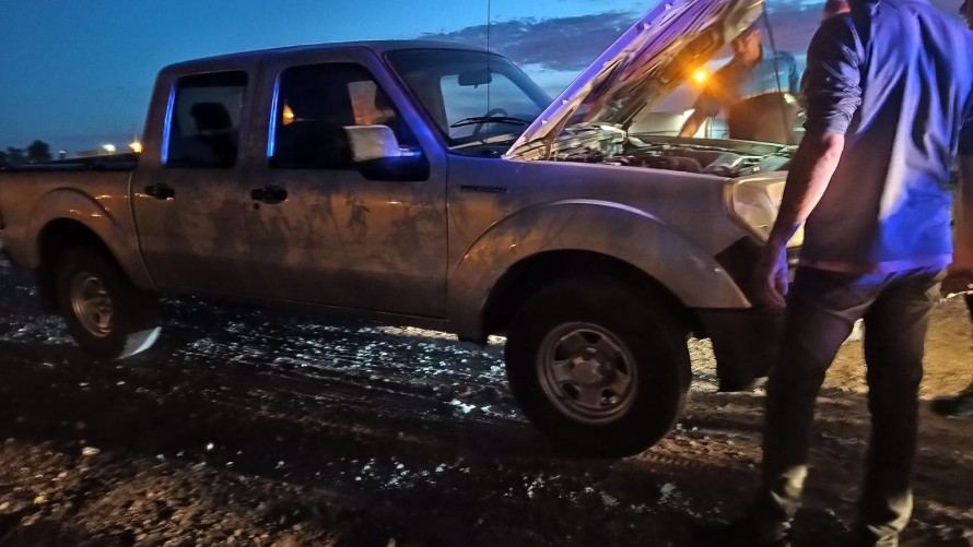 Sofocaron principio de incendio en el motor de una camioneta