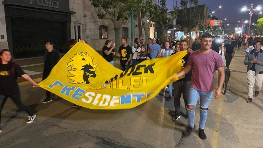 Javier Milei arrolló a Sergio Massa en Bolívar y sus simpatizantes festejaron en la San Martín