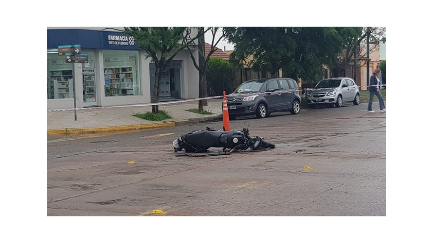 Un motociclista fue hospitalizado tras chocar con una camioneta