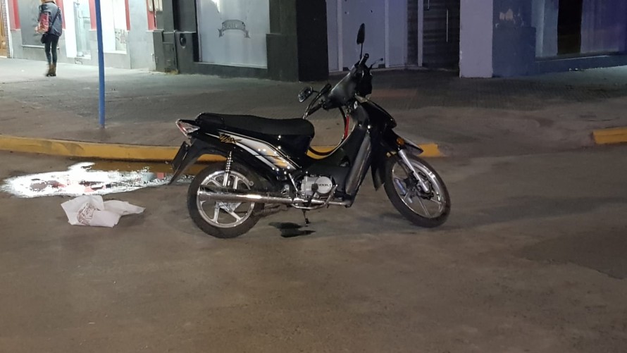 Choque entre moto y auto en San Martín y Necochea