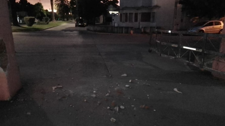 Violento impacto contra el pórtico del parque en horas de la madrugada