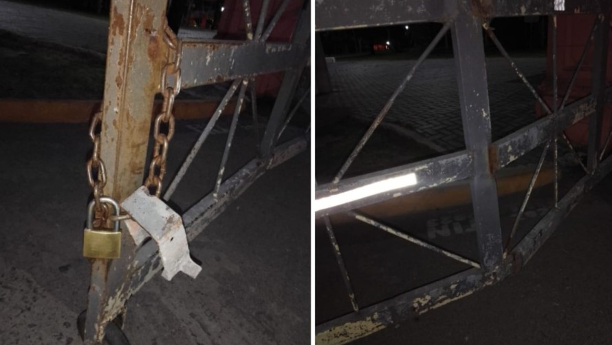 Violento impacto contra el pórtico del parque en horas de la madrugada