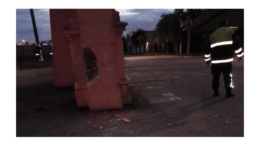 Violento impacto contra el pórtico del parque en horas de la madrugada