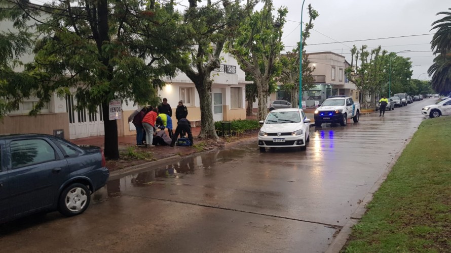 Asistieron a un hombre que se cayó en la vía pública