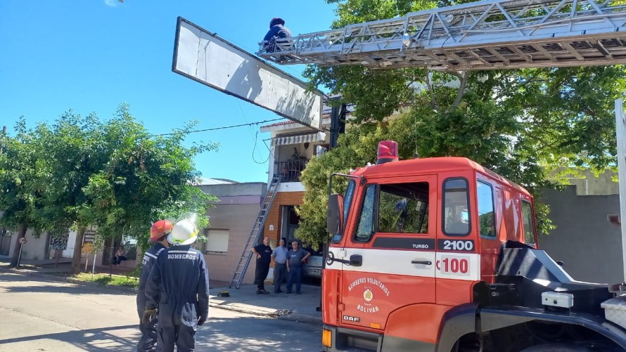 Un cartel publicitario fue retirado ante el peligro de desprendimiento