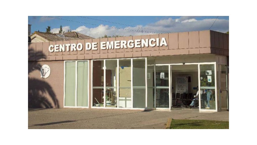 Una motociclista fue hospitalizada tras chocar en moto contra una planta