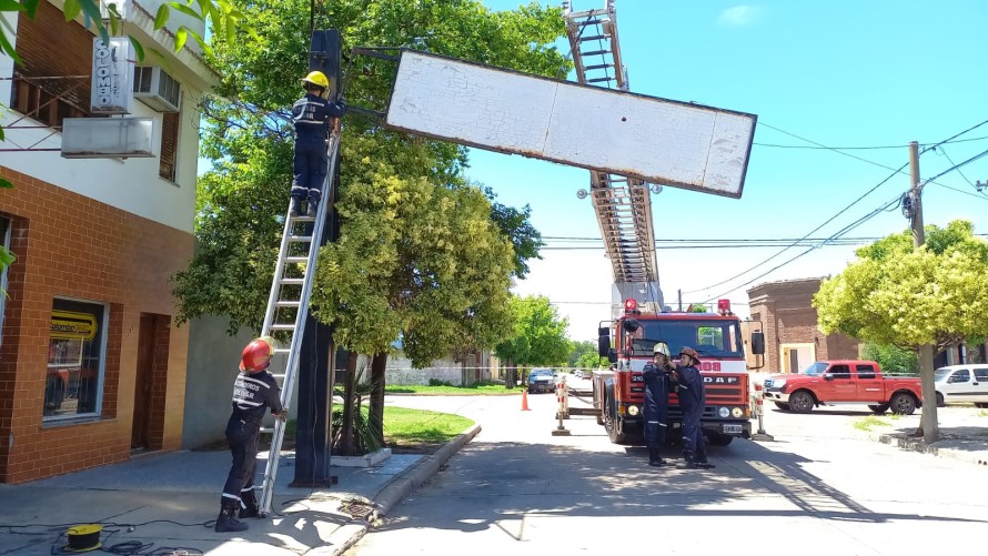 Un cartel publicitario fue retirado ante el peligro de desprendimiento