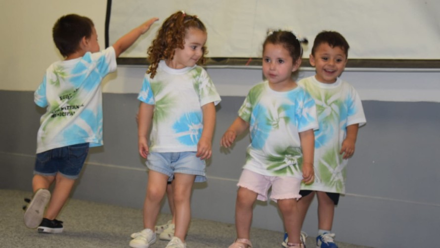 Con un emotivo acto, 100 niños egresaron de los Jardines Maternales Municipales