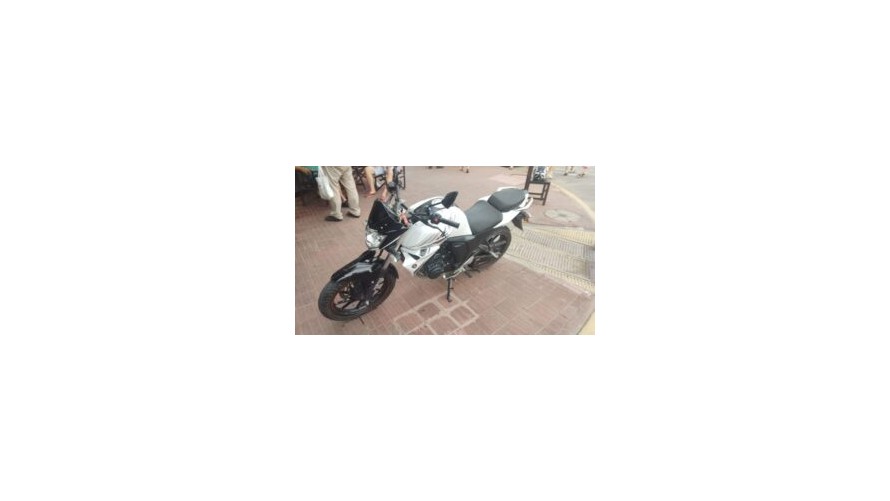 Camioneta y moto chocaron en avenida Almirante Brown