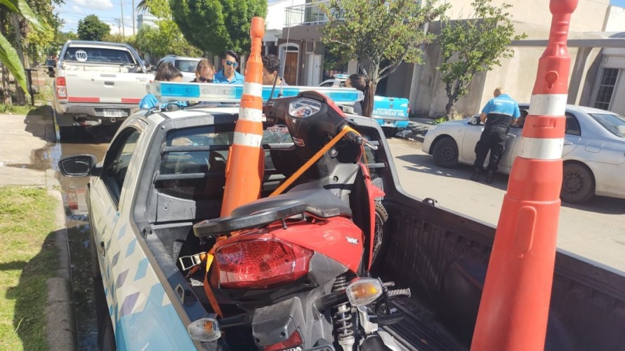 Un auto chocó con una moto y esta última fue secuestrada