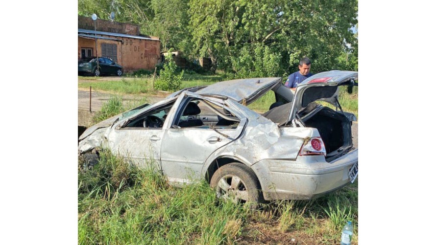 Tragedia en la Ruta 205: fallecieron dos personas tras un vuelco