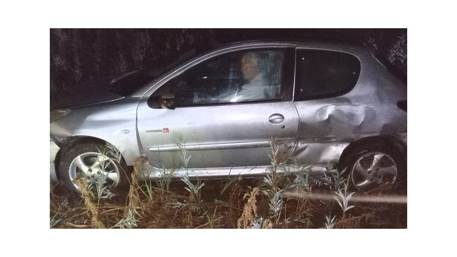 Bomberos auxiliaron un auto que volcó en la madrugada