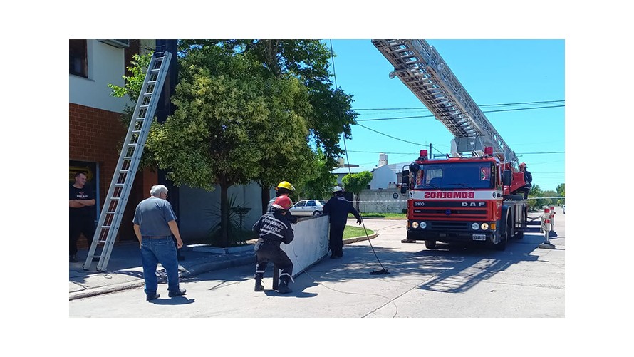 Un cartel publicitario fue retirado ante el peligro de desprendimiento
