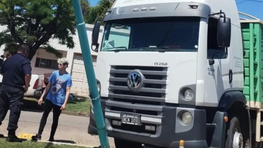 Un camionero murió de un paro mientras conducía el rodado en la planta urbana
