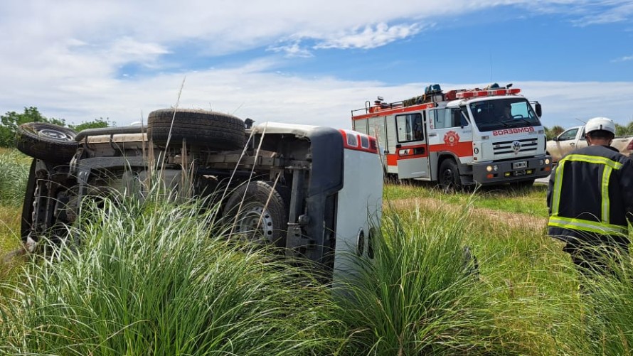 Una camioneta con 5 ocupantes volcó en la Ruta 226