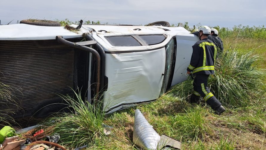Una camioneta con 5 ocupantes volcó en la Ruta 226